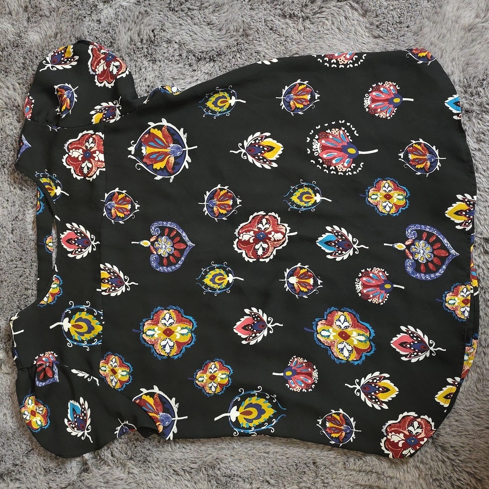 Loft Black fun Print shell top Back V With Strap Split Sleeve Detail size M